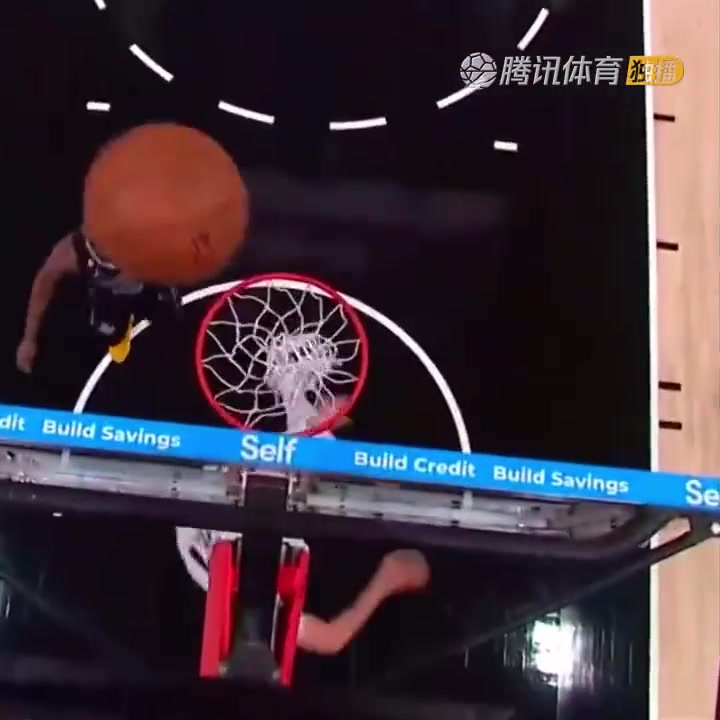 罕見一幕！努爾基奇拋投 球神奇停在籃板上沿 看呆凱爾登！（努爾基奇集錦）