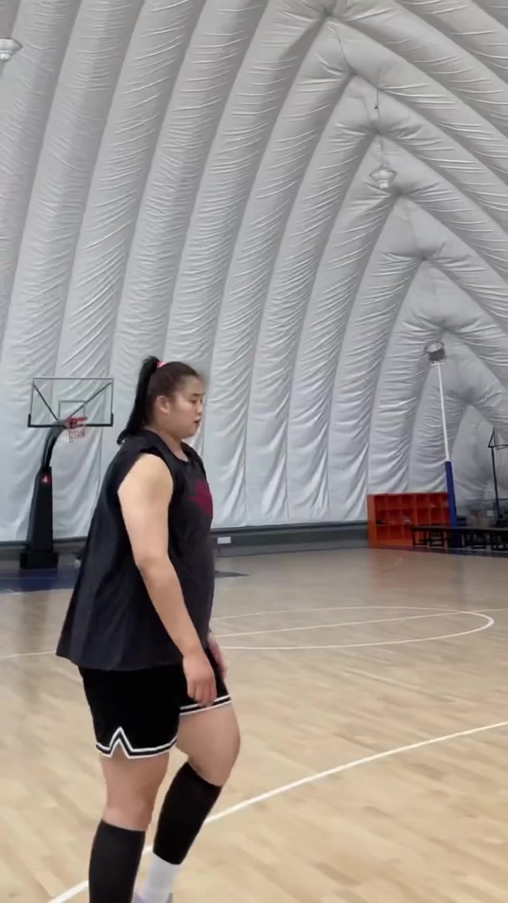 嚯，好魁梧！大寶貝劉禹彤背打你，你能頂住嗎？